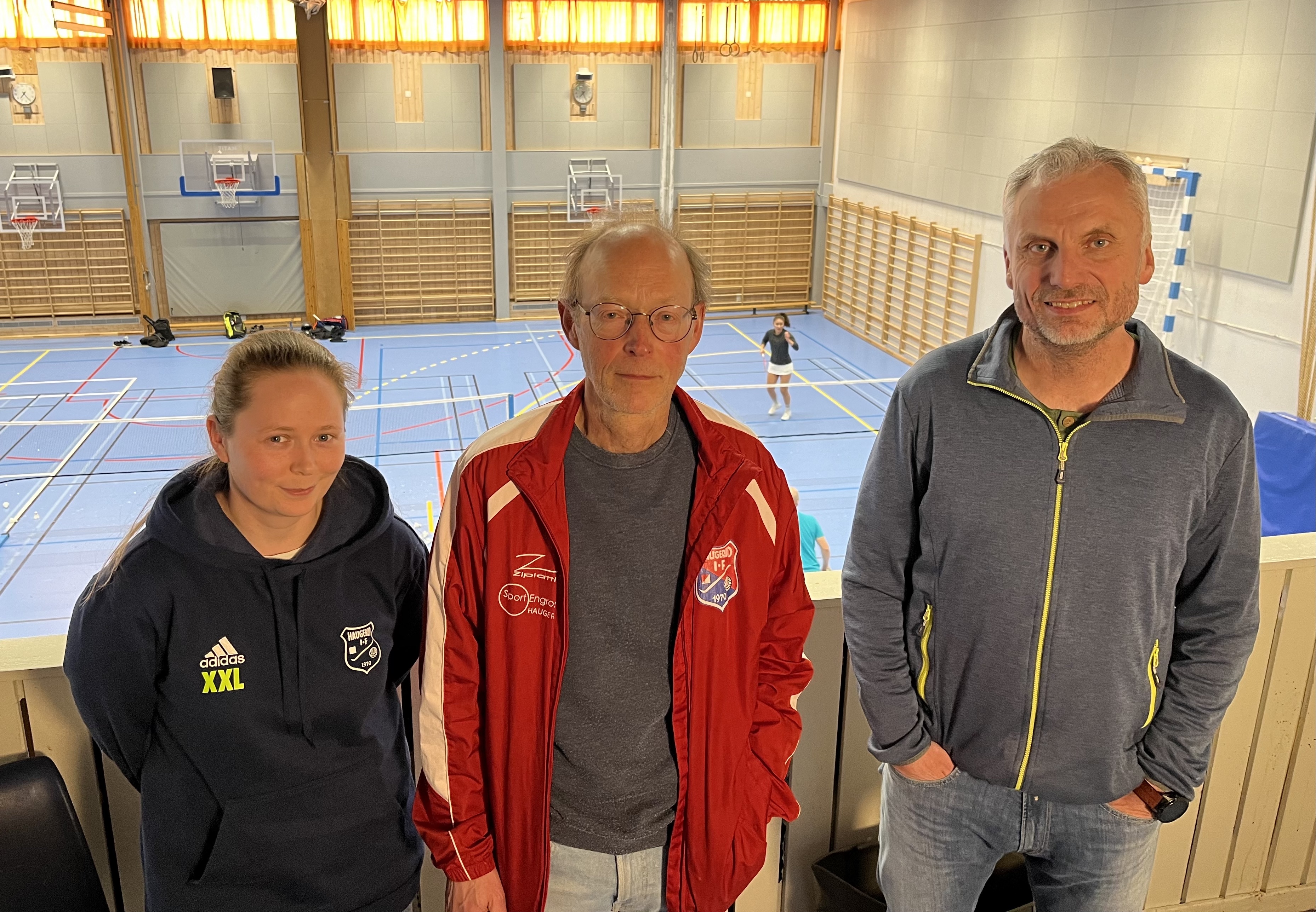 Leder Torstein Reistadbakk til høyre, Øystein Wiborg i midten og Elisa Wiborg til venstre - tre kjente ildsjeler fra Haugerud IF badminton.